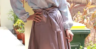 Dewi Sandra kini tampil cantik dan muslimah dengan berhijab. Ia tidak lagi memakai pakaian seksi seperti rok mini maupun celana pendek. (Galih W. Satria/Bintang.com)