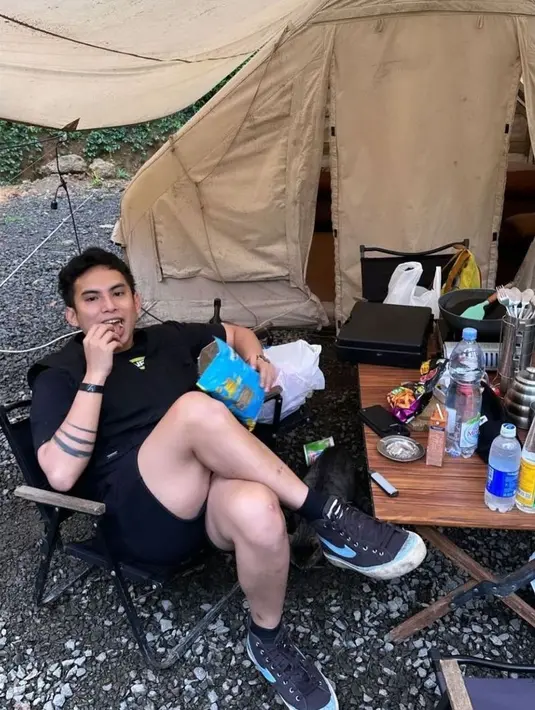 Memilih tempat camping di Rengganis Campsite, Ciwidey, Okin dan Regina terlihat menikmati malam lereng gunung Patuha, Jawa Barat. (Liputan6.com/IG/@reginaaph