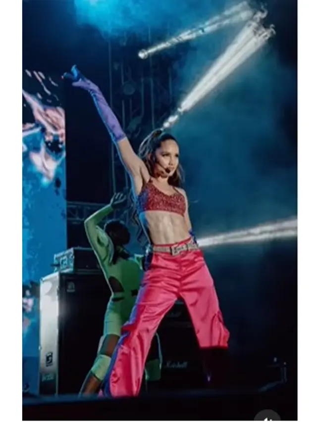 Disebut Mirip Ariana Grande, Ini 6 Potret Aksi Panggung Cinta Laura di Konser Musik