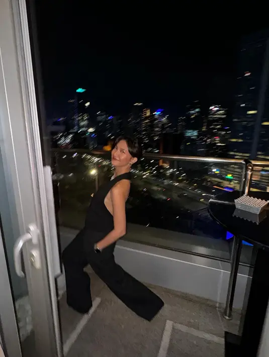 Sedangkan Sheila dengan tailored vest, loose pants, dan heels berkilauan yang dikenakannya. Penampilannya kian sempurna dengan pulasan makeup flawless yang berfokus pada aplikasi lipstik merah di bibirnya. @vidialdiano]