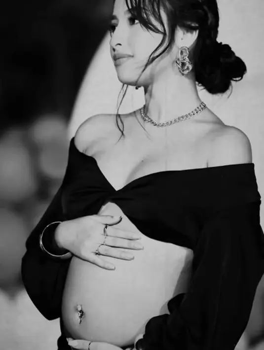 Diketahui, pemeran ‘Generasi 90 an: Melankolia’  itu tengah hamil usia 23 minggu. [Foto: IG/jennifercoppenreal20].