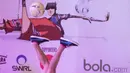 Freestyler, Mathias Andriyadi melakukan kontrol bola dengan posisi badan terbalik pada final Indonesia Freestyle Football Championship 2015 di Mall Pluit Village, Jakarta, Sabtu (14/11/2015). (Bola.com/Vitalis Yogi Trisna)