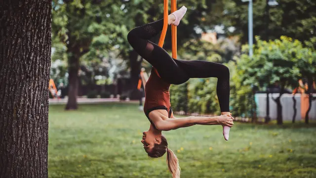 Ilustrasi aerial yoga