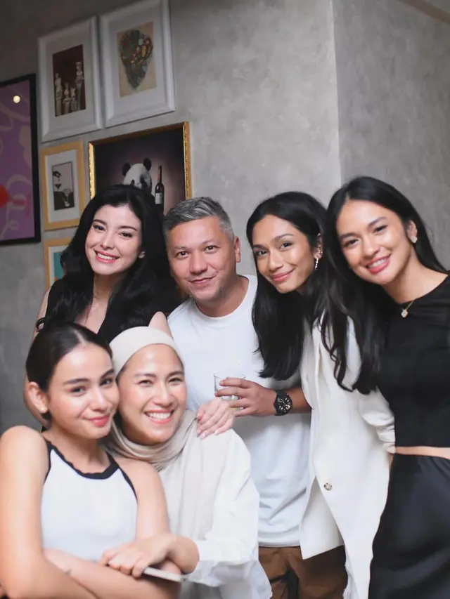 6 Potret Kedekatan Medina Dina dan Gading Marten, Sudah Dikenalkan ke Roy Marten
