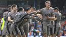 Sejumlah pemain Tottenham Hotspur merayakan gol yang dicetak oleh Micky van de Ven (kanan) ke gawang Luton Town dalam pertandingan pekan kedelapan Liga Inggris 2023/2024 yang berlangsung di Kenilworth Road, Inggris, Sabtu (7/10/2023). Spurs memboyong Micky van de Ven dari Wolfsburg dengan biaya £34,5 juta (€40 juta) ditambah potensi tambahan £8,5 juta (€10 juta). (AP/PA/Bradley Collyer)
