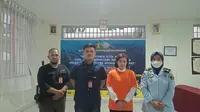 Eks Ketua KPUD Kota Depok Titik Nurhayati dijebloskan ke Rutan Sukamiskin usai menjalani sidang perdana kasus dugaan korupsi. (Foto: Humas Kejari Depok)