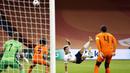 Gelandang Italia, Nicolo Zaniolo, berusaha mencetak gol ke gawang Belanda pada laga UEFA Nations League di Amsterdam Arena, Selasa (8/9/2020) dini hari WIB. Italia menang tipis 1-0 atas Belanda. (AFP/Maurice Van Steen/ANP)