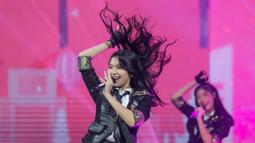 JKT 48 saat tampil memeriahkan acara Sportcaster Piala Dunia 2022 pada acara Konser Histeria Pesta Bola Dunia 2022 di EMTEK City, Jakarta, Kamis (20/10/2022). (Bola.com/Bagaskara Lazuardi)