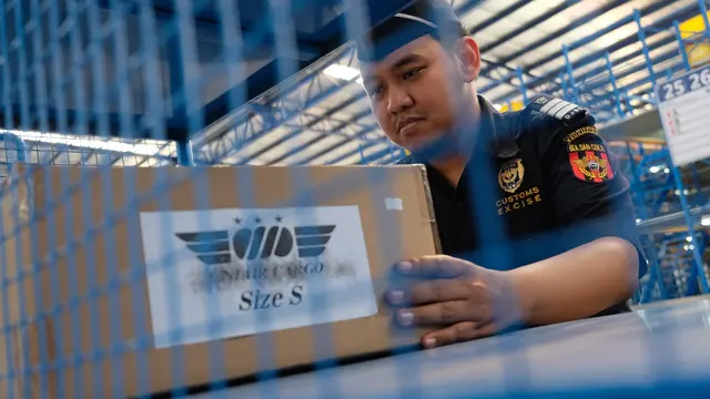 Setiap barang yang dikirim dari luar negeri, baik yang kita belanjakan atau dapatkan sebagai hadiah, akan diperlakukan sebagai barang impor. Pelayanan dan pengawasan barang impor ini pun menjadi tanggung jawab Bea Cukai (Istimewa)