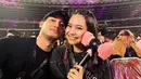 Sama seperti Shenina dan Angga Yunanda, Hanggini dan Luthfi Aulia juga nonton di hari kedua. Meski tak terlalu hafal dengan lagu-lagu yang dinyanyikan oleh Blackpink, Luthfi Aulia ungkap senang bisa menemani sang pacar nonton girl grup kesayangannya itu. Kompak pakai baju warna hitam, pasangan yang CLBK ini makin selaras. Abadikan momen Hanggini nyanyi Boombayah secara diam-diam di Instagram, netizen semakin gemas melihat kebersamaan pasangan ini. (Liputan6.com/IG/@hanggini)