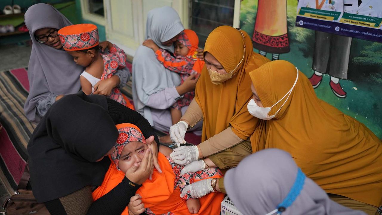 FOTO: 2.600 Anak di Sumenep Terjangkit Campak, Vaksinasi Terhambat Isu Halal
