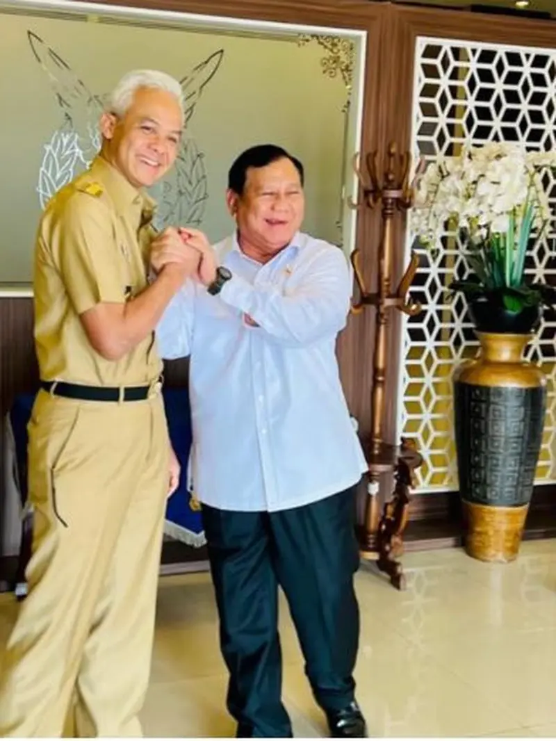 Bakal calon presiden (capres) Prabowo Subianto memberikan kode jempol saat ditanya awak media terkait peluangnya untuk berduet dengan Ganjar Pranowo.