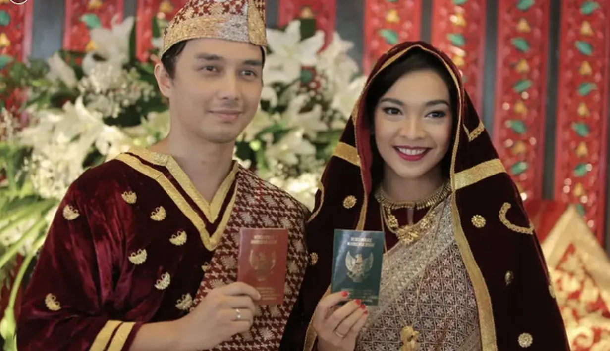Baju tradisional Minang warna emas dan merah berbahan velvet itu dijahit sendiri oleh nenek Tika Bravani. [@bridestory/Tika Bravani]