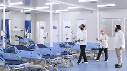 Presiden Joko Widodo didampingi oleh Menteri BUMN Erick Thohir dan Direktur Utama Pertamina Nicke Widyawati melihat sejumlah fasilitas saat meresmikan Rumah Sakit (RS) Modular Pertamina yang berlokasi di Tanjung Duren, Jakarta, pada Jumat (6/8/2021). (Dok. Biro Pers Sekretariat Presiden)