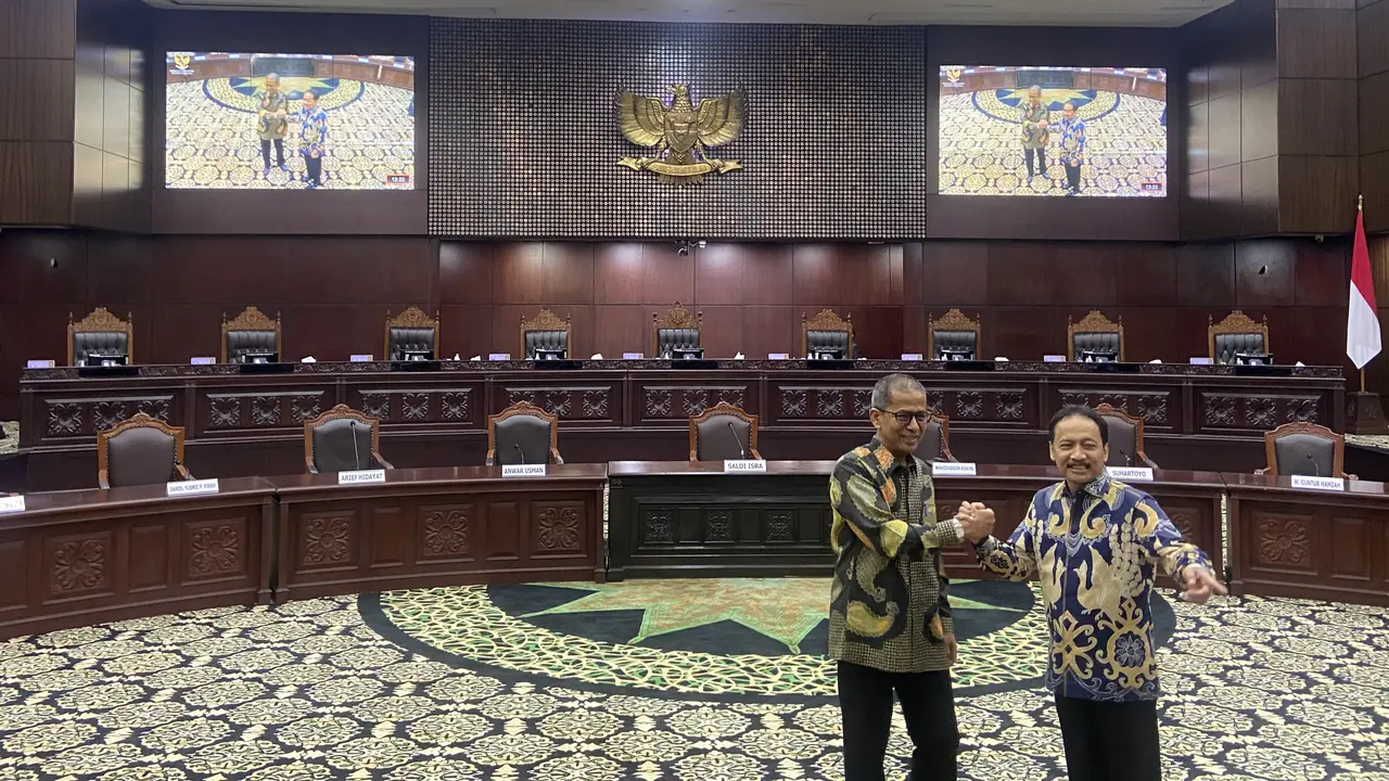 Ketua Mahkamah Konstitusi (MK) Terpilih Suhartoyo bersama Wakil Ketua MK Terpilih Sadil Isra.