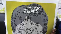 Seorang aktivis Komite Aksi Solidaritas Untuk Munir (Kasum) membawa poster saat sidang pembacaan putusan di PTUN Jakarta Timur, Rabu (29/7). Majelis hakim menolak gugatan LBH Jakarta atas pembebasan bersyarat Pollycarpus. (Liputan6.com/Helmi Afandi)