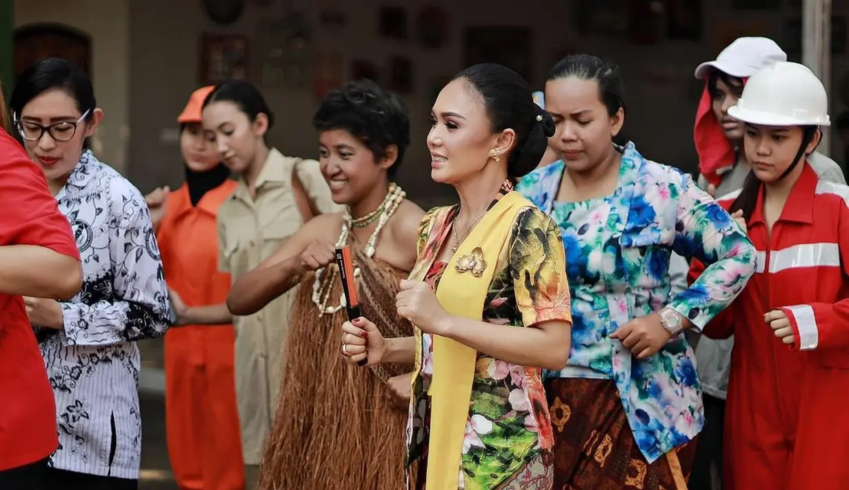 Lengkapi busana, Yuni Shara kenakan selendang kuning dengan aksesori anting dan bros dari kuningan [@yunishara36]