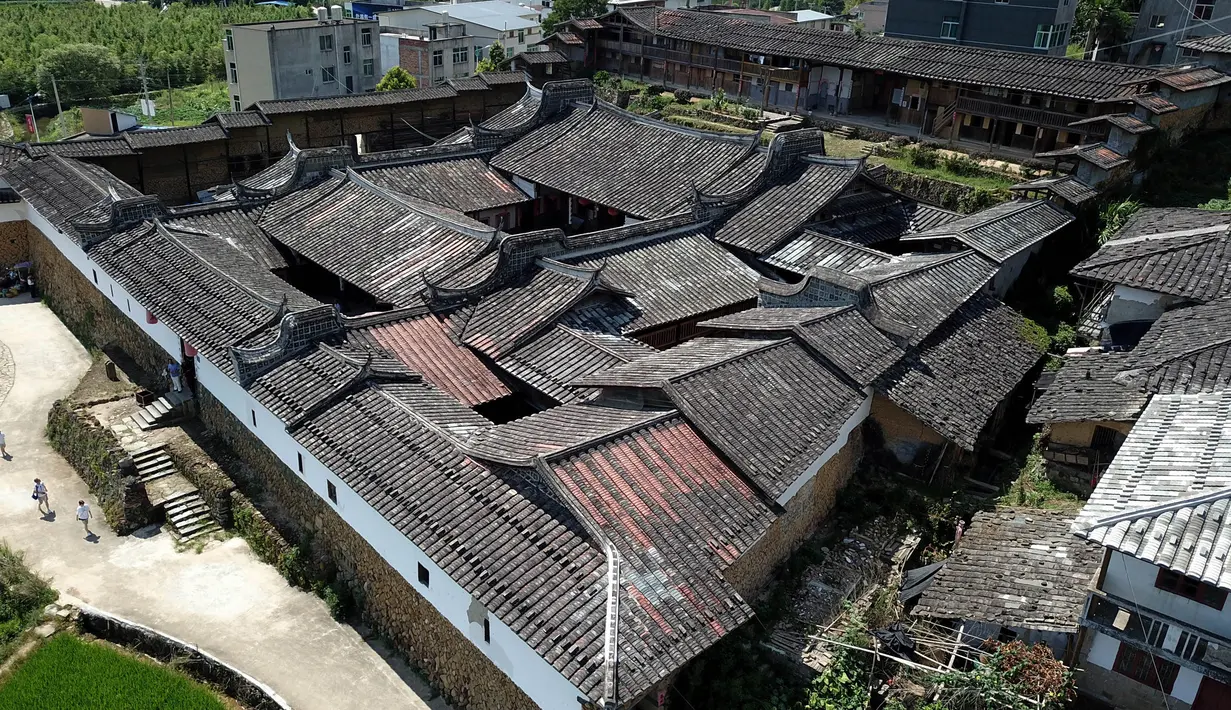 Foto hasil bidikan dari udara pada 19 Juli 2020 menunjukkan pemandangan Aijing Zhuang, desa bersejarah yang dikelilingi benteng, di Tongan, Wilayah Yongtai, Provinsi Fujian, China. Beragam kebijakan telah diterapkan guna melestarikan desa-desa bersejarah di Wilayah Yongtai. (Xinhua/Wei Peiquan)
