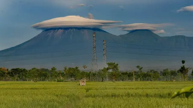 Gunung Semeru bertopi