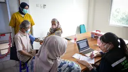 Warga menjalani pemeriksaan kesehatan saat vaksinasi COVID-19 dari Pfizer di Puskesmas Lebak Bulus, Jakarta, Senin (23/8/2021). Pemerintah memprioritaskan distribusi vaksin COVID-19 Pfizer dengan merek Comirnaty di Jabodetabek. (Liputan6.com/Faizal Fanani)