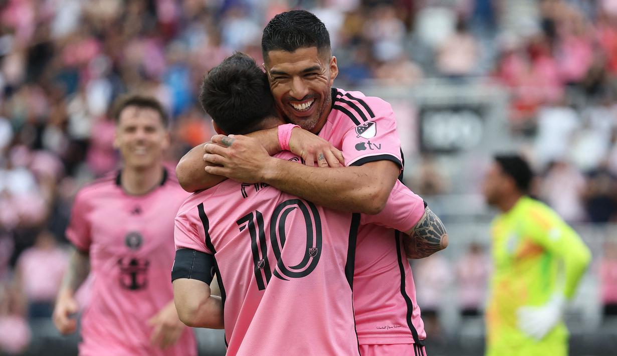 Pemain Inter Miami, Luis Suarez (kanan) dan Lionel Messi merayakan gol ke gawang Orlando City pada laga lanjutan Major League Soccer (MLS) 2024 yang berlangsung di Chase Stadium, Fort Lauderdale, Florida, Minggu (03/03/2024) WIB. The Herons menang dengan skor 5-0. (AFP/Chris Arjoon)