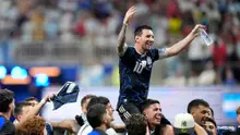 Pemain Argentina Lionel Messi merayakan kemenangan bersama rekan-rekan setimnya di akhir pertandingan semifinal Piala Dunia antara Inggris dan Argentina di Atlanta, Rabu, 15 Juli 2026. (AP Photo/Rebecca Blackwell)