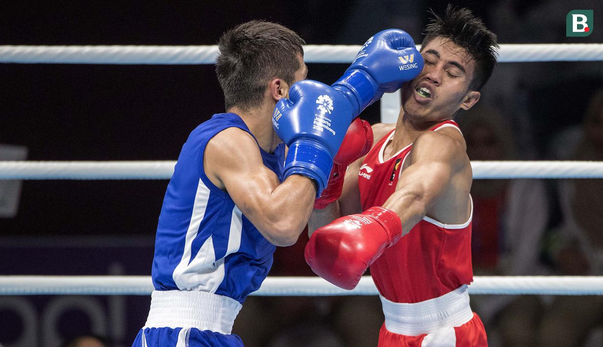 Aksi petinju asal Indonesia Sunan Agung Amoragam saat melawan Mirazizbek Mirzakhalilov asal Uzbekistan di babak semifinal kelas bantam (56 kg) Asian Games 2018 di JIExpo Kemayoran Jakarta pada Jumat (31/8/2018). (Bola.com/Peksi Cahyo)