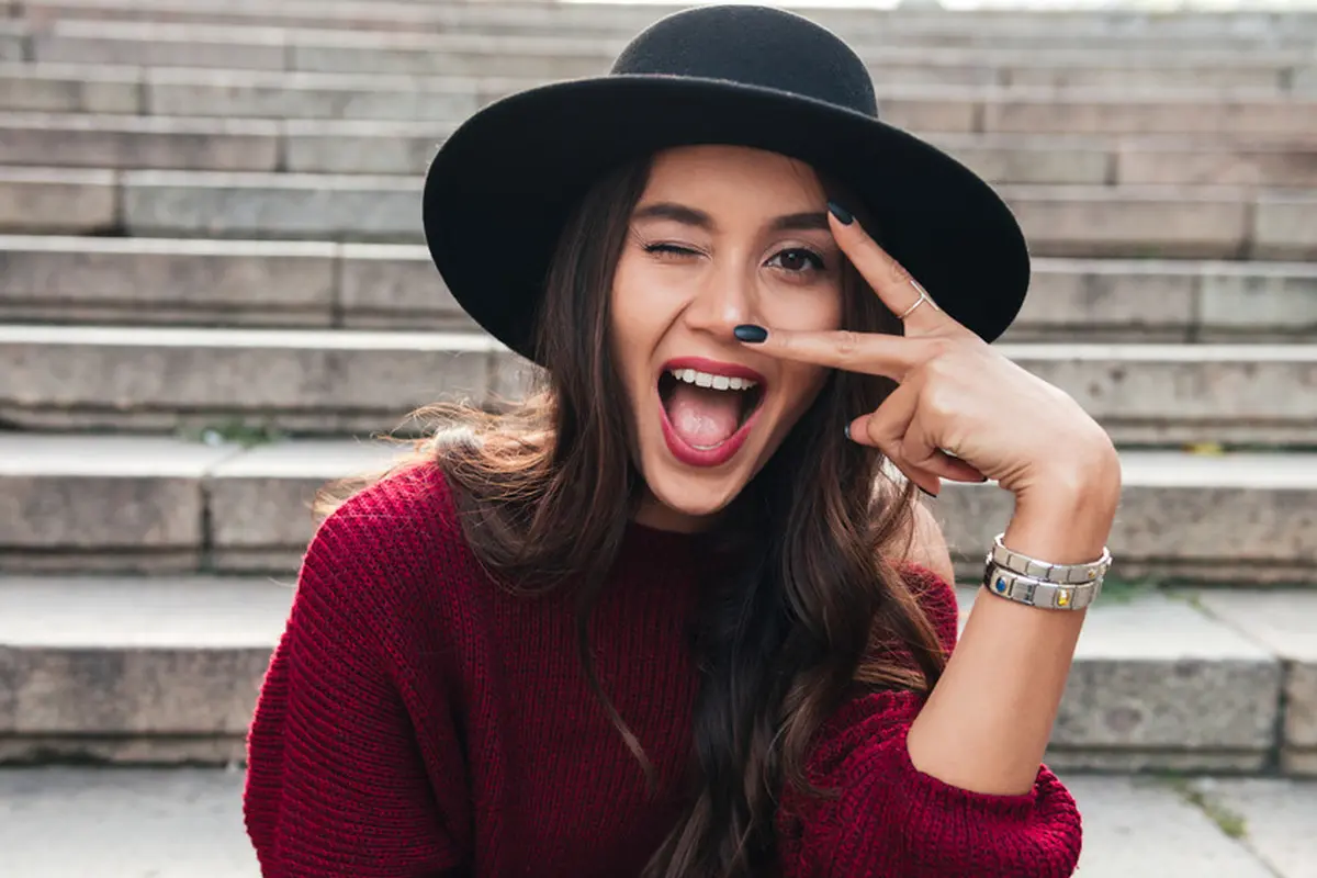 baju merah topi gaya imut ceria