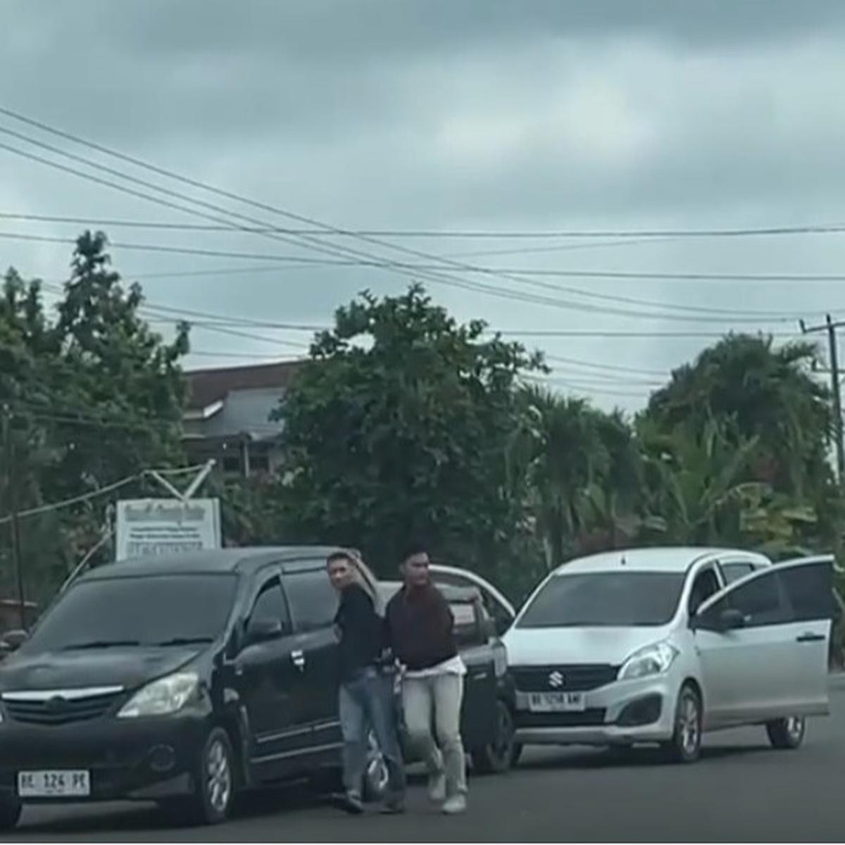 Jadi Tontonan Pengendara, Aksi Polisi Lumpuhkan 2 Pria Bawa Sabu  Sampai Tersungkur di Depan Mobil