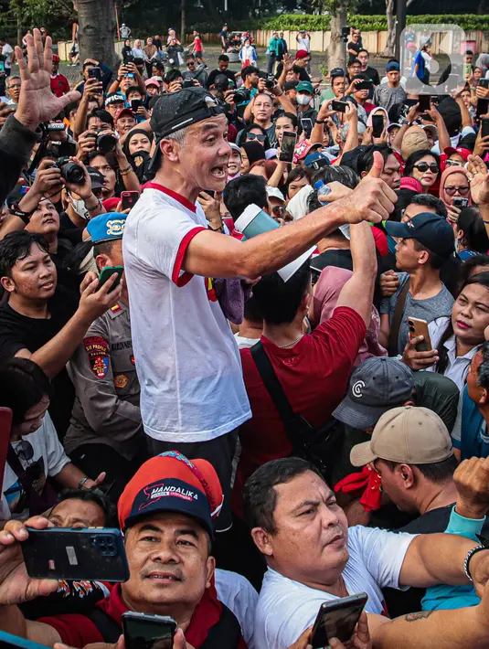 Selama jogging di kawasan SUGBK, Ganjar kerap diserbu warga yang meminta foto dan berjabat tangan dengannya. (Liputan6.com/Faizal Fanani)