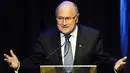 Presiden FIFA Joseph Sepp Blatter dalam pidatonya di acara peluncuran resmi logo PD 2014 di Brasil, yang digelar di Sandton Convention Center, Johannesburg, 8 Juli 2010. AFP PHOTO / GIANLUIGI GUERCIA 