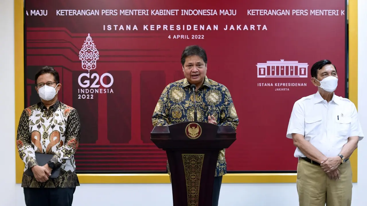 Konferensi Pers setelah Rapat Terbatas Evaluasi PPKM di Istana Merdeka, Senin (4/4/2022).