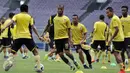 Penyerang Sriwijaya FC, Hilton Moreira (tengah) saat menjalani latihan ringan bersama rekan - rekannya di Lapangan Gelora Bung Karno Jakarta, Sabtu (2/4). Sriwijaya FC akan melawan Bali United pada Minggu 3 April 2016. (Liputan6.com/JohanTallo)