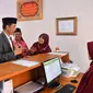 Presiden Joko Widodo atau Jokowi meresmikan Bank Wakaf Mikro di Serang, Banten, Rabu (14/3). Bank Wakaf Mikro merupakan Lembaga Keuangan Mikro Syariah (LKMS) yang didirikan atas izin dari Otoritas Jasa Keuangan (OJK). (Liputan6.com/Pool/Biro Setpres)