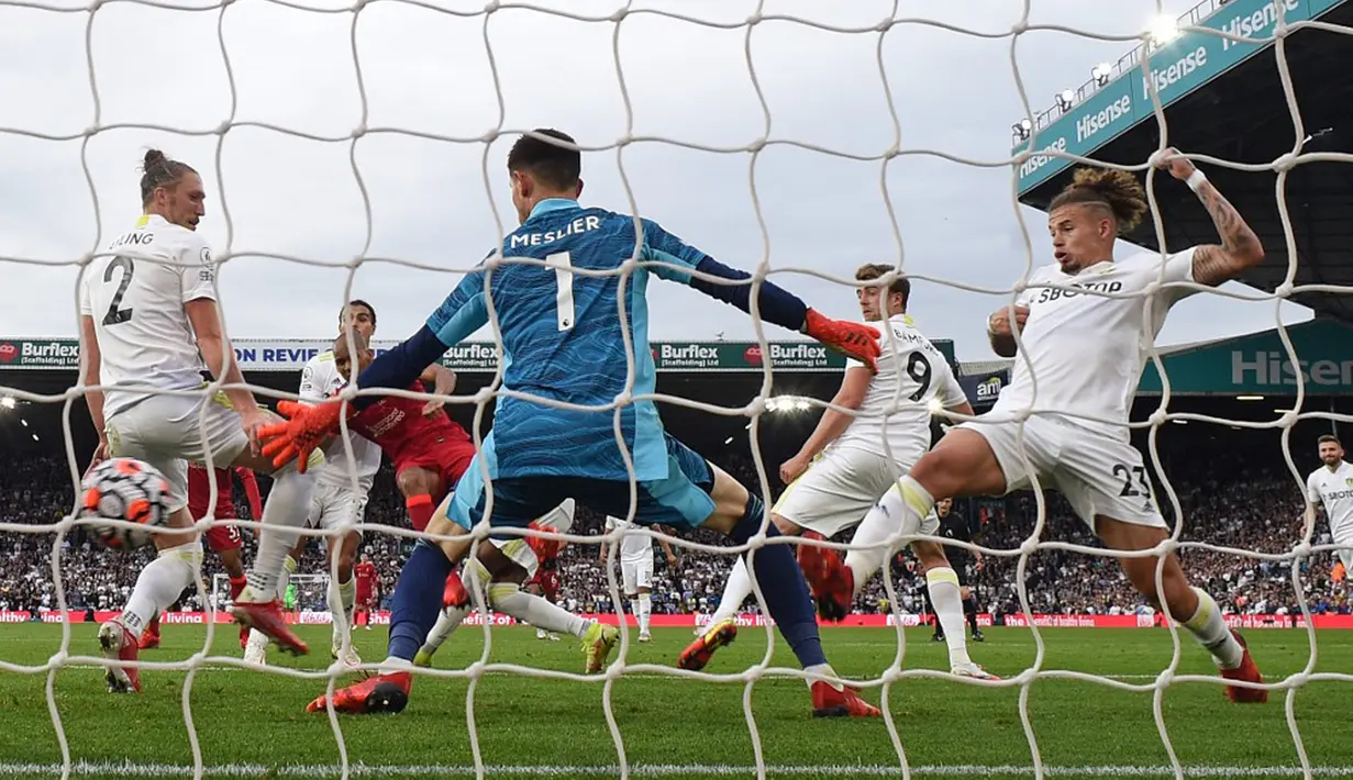 Pemain Liverpool Fabinho (ketiga kiri belakang) menendang bola untuk mencetak gol ke gawang Leeds United pada pertandingan Liga Inggris di Elland Road, Leeds, Inggris, 12 September 2021. Liverpool menang 3-0. (Oli SCARFF/AFP)