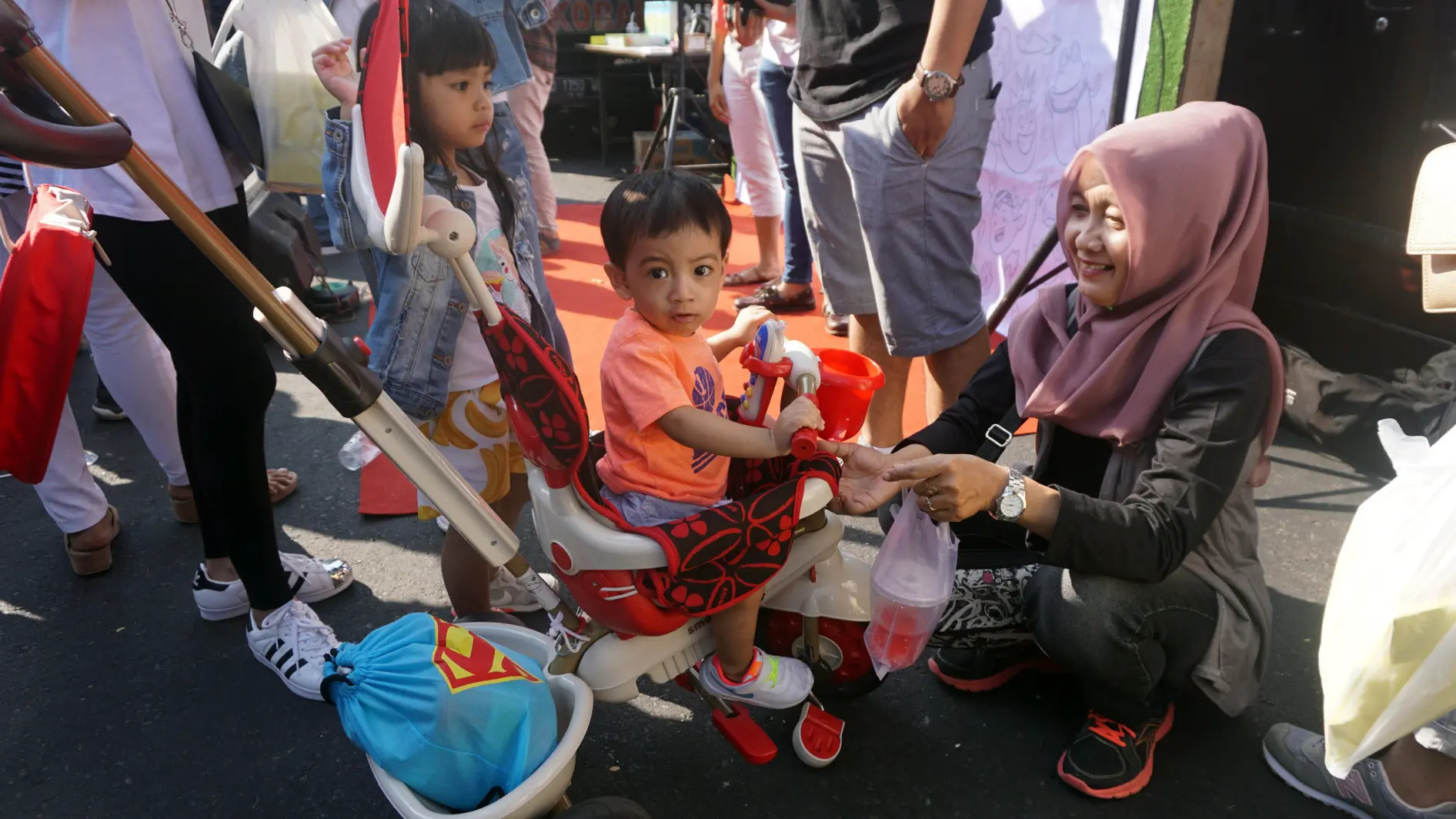 Jan Ethes Srinarendra, cucu pertama Presiden Joko Widodo sedang naik kereta dorong bayi di Car Free Day Solo, Minggu (27/8).(Liputan6.com/Fajar Abrori)