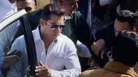 Tak terima dengan keputusan hakim, Salman Khan bersama pengacaranya melakukan banding (AP Photo)