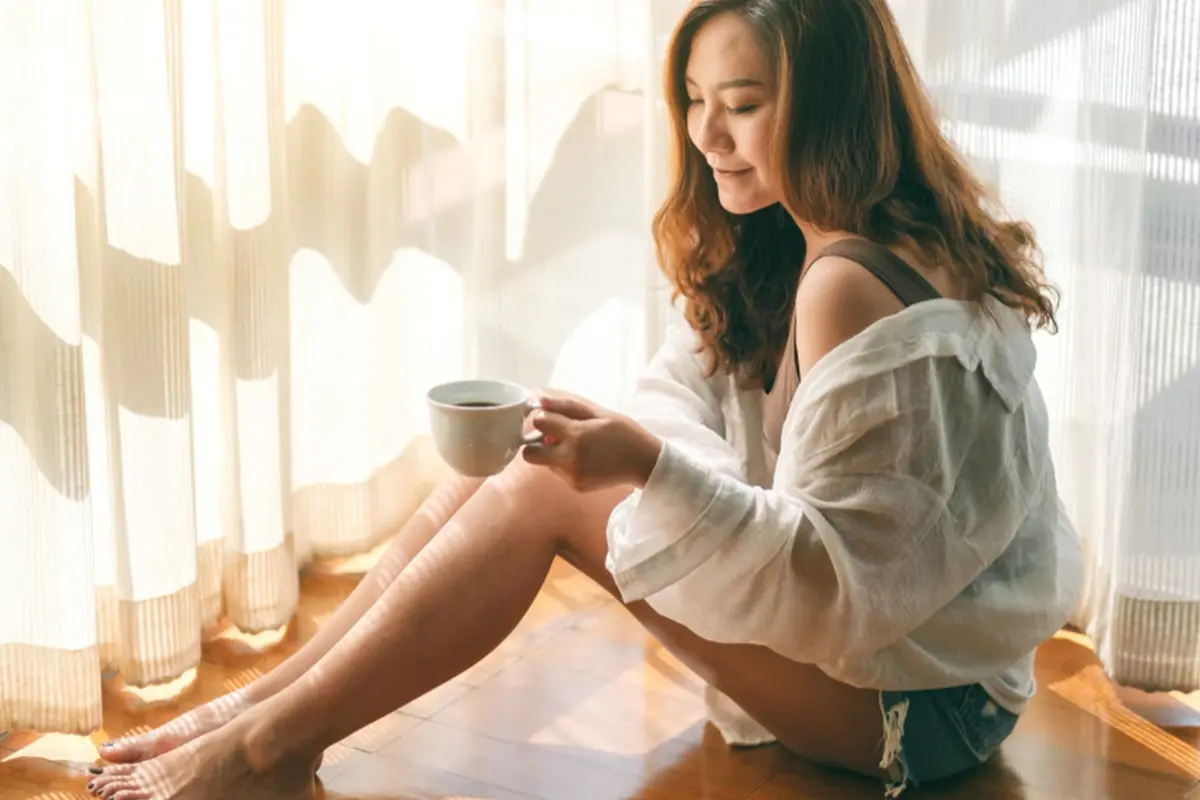 menikmati kopi