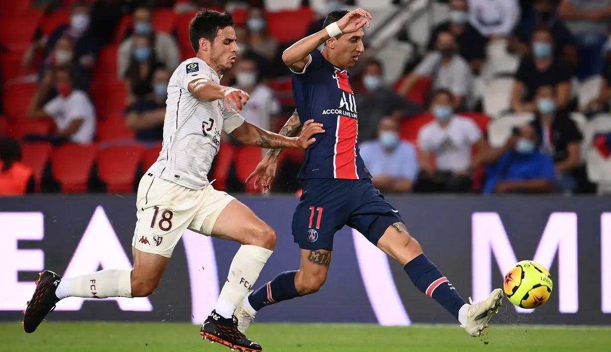 Gelandang PSG, Angel Di Maria, berebut bola dengan bek Metz, Fabien Centonze, pada laga Liga Prancis di Stadion Parc des Princes, Paris, Kamis (17/9/2020) dini hari WIB. PSG menang 1-0 atas Metz. (AFP/Franck Fife)