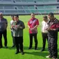 Ketua PSSI, Erick Thohir, beserta rombongan meninjau Stadion Gelora Bung Tomo, Surabaya, Selasa (6/6/2023). (Bola.com/Wahyu Pratama)