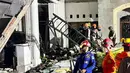 Tim SAR mencari korban yang masih tertimbun reruntuhan bangunan akibat ledakan gas pipa tanam di di Komplek Grand Polonia Medan, Kota Medan, Sumatera Utara, Senin (20/7/2026) malam. (Basarnas