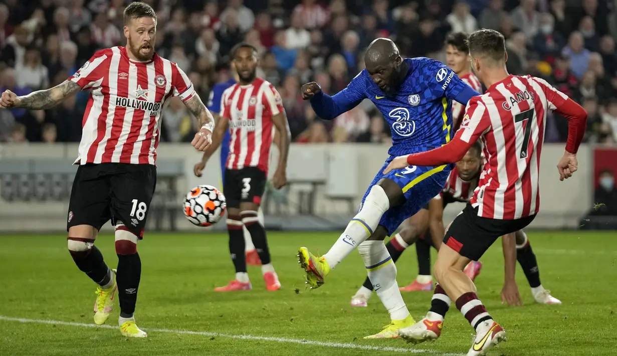 Penyerang Chelsea Romelu Lukaku (tengah) mencoba melepaskan tembakan ke gawang Brentford pada matchday kedelapan Liga Inggris di Brentford Community Stadium, Sabtu (16/10/2021) malam WIB. Chelsea menang 1-0 lewat gol Ben Chilwell. (AP Photo/Matt Dunham)