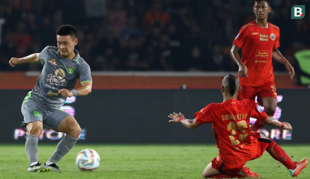 <p>Pemain Persebaya Surabaya, Sho Yamamoto (kiri) melepaskan tendangan yang berusaha diblok pemain Persija Jakarta, Riko Simanjuntak pada laga lanjutan pekan ke-5 BRI Liga 1 2023/2024 antara Persija Jakarta melawan Persebaya Surabaya di Stadion Utama Gelora Bung Karno (SUGBK), Senayan, Jakarta, Minggu (30/7/2023). (Bola.com/Ikhwan Yanuar)</p>