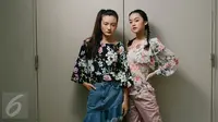 Saatnya tampil lebih stylish dengan paduan busana bermotif floral. (Foto: Liputan6.com/Fatkhur Rozaq Rosyidi)