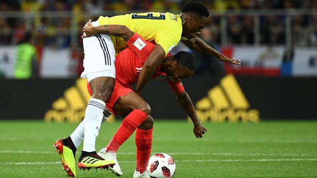 Raheem Sterling Menggendong Yerry Mina
