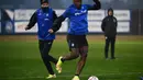 Penyerang Atalanta, Duvan Zapata mengontrol bola selama sesi latihan tim di tempat latihan klub di Zingonia, dekat Bergamo (1/11/2021). Atalanta berada di urutan ketiga klasemen Grup F dengan 4 poin. (AFP/Marco Bertorello)