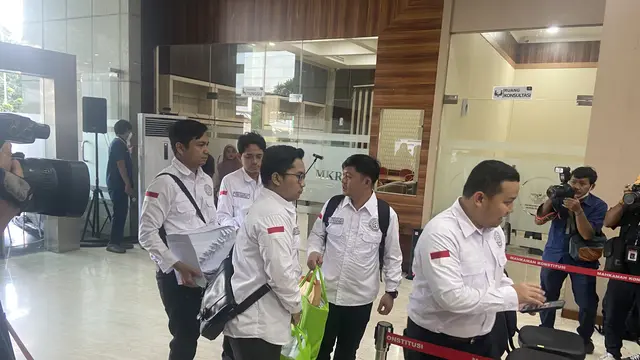 Tim Hukum Anies-Muhaimin (AMIN) tiba di Mahkamah Konstitusi (MK) untuk mendaftarkan Perselisihan Hasil Pemilihan Umum (PHPU) untuk Pilpres 2024, Kamis (21/3/2024).