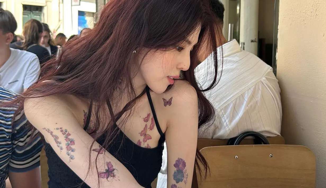 <p>Han So Hee sempat tampil dengan tato tidak permanen. Warganet sempat pangling dengan penampilan barunya tersebut. (Foto: Instagram/ xeesoxee)</p>