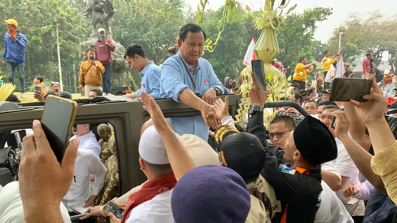 Pasangan bakal capres-cawapres Prabowo Subianto-Gibran Rakabuming menyapa para pendukungnya saat menuju ke gedung Komisi Pemilihan Umum (KPU), Rabu (25/10/2023). (Liputan6.com/Delvira Hutabarat)