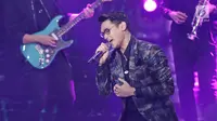 Penyanyi Afgan Syah Reza atau Afgan tampil memeriahkan panggung SCTV Awards 2017 di Studio 6 Emtek City, Jakarta, Rabu (29/11). Afgan memanjakan penggemar dengan lagu "That's What I Like" bersama The Gardarianz Band. (Liputan6.com/Herman Zakharia)